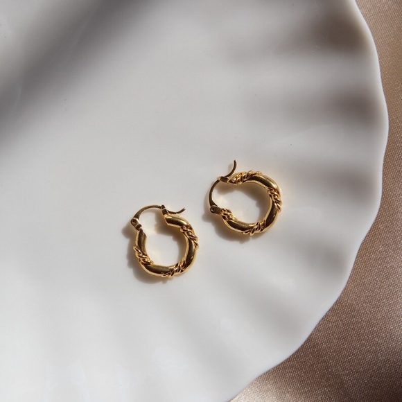 18K Gold Twist Rope Ribbon Hoops - Picture 4 of 10